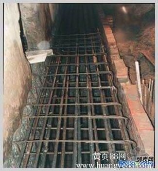 一、.地基基础加固: 1.基础补强注浆加固:适用于基础因受力不均匀沉降、冻胀或其它原因引起的基础裂损时加固。 2.加大基础底面积:适用于当既有建筑的地基承载力或基础底面积尺寸不满足设计要求的加固。 3.锚杆静压桩:适用于淤泥、淤泥质土、粘性土、粉土和人工填土的地基土加固及纠倾加固。 4.